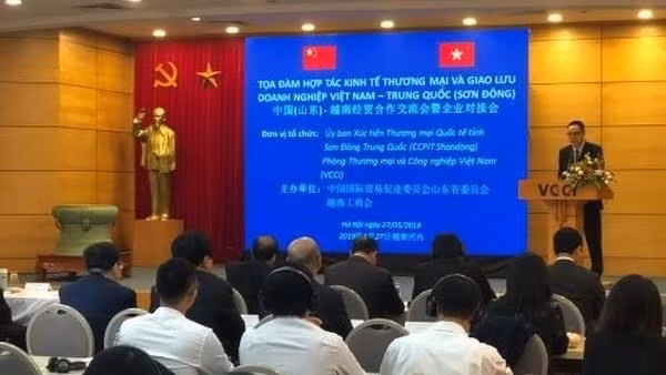 Forum d’affaires entre les entreprises vietnamiennes et celles du Shandong, le 27 mai à Hanoi. Photo: VNA.