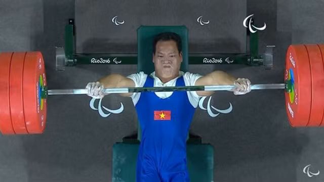 L'haltérophilevietnamien Lê Van Công détient le record mondial dans la catégorie masculine de 49 kg aux Jeux paralympiques. Photo : VTV.