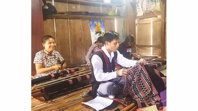 Le tissage de brocatelle est un artisanat traditionnel des Pa Cô-Vân Kiêu. Photo : Thanh Thuy/VNA.