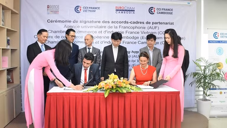 La cérémonie de signature. Photo: AUF/NDEL.