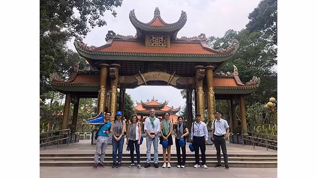 Une délégation de touristes étrangers à Cân Gio et Cu Chi. Photo : Journal Thanh Niên.