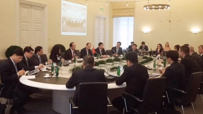Séance de travail entre le bureau du Gouvernement du Vietnam et celle de la République d'Estonie. Photo : VGP.