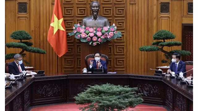 La réception à Hanoï du président de la COP 26 Alok Sharma par le Premier ministre Pham Minh Chinh. Photo : VNA.
