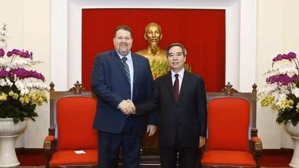 Nguyên Van Binh, président de la Commission de l’Économie du CC du PCV (à droite) et David Stone, directeur général d'AES en charge du marché vietnamien. Photo : VNA.