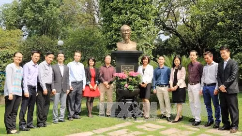 L’offrande de fleurs en l'hommage du Président Hô Chi Minh. Photo: VNA.