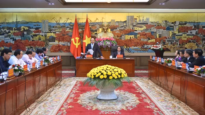 Le Premier ministre Nguyên Xuân Phuc travaille avec les principaux responsables du comité du Parti pour la ville de Hai Phong. Photo: VGP. 