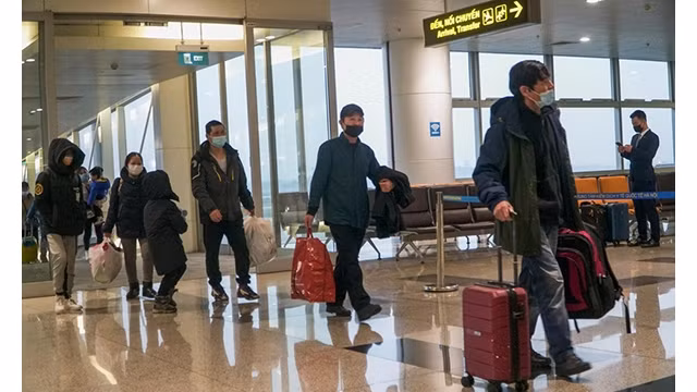 Deuxième vol de rapatriement de Vietnamiens évacués de l’Ukraine a atterri à Hanoï. Photo : VNA.