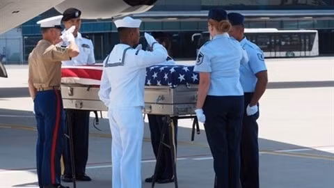 Une cérémonie de rapatriement des restes de soldats américains portés disparus pendant la guerre au Vietnam, en septembre 2019, à Dà Nang. Photo : VNA.