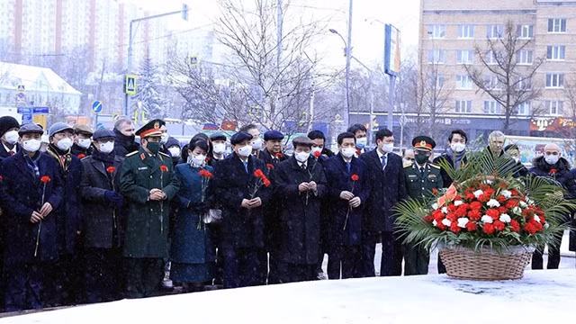 Le Président Nguyên Xuân Phuc dépose des gerbes de fleurs au Monument de l'Oncle Hô. Photo : PCV.