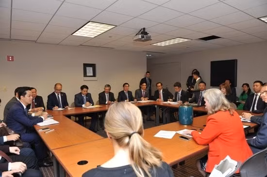 Des responsables vietnamiens travaillent avec ceux du Département américain du Commerce. Photo: VNA.
