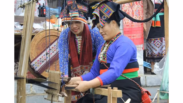 Présentation du métier de tissage des ethnies Lào de la province de Diên Biên. Photo : http://toquoc.vn