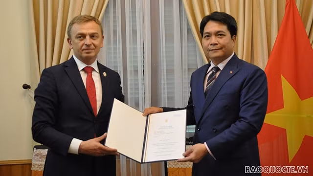 L’ambassadeur Nguyên Viêt Dung, directeur du Département du protocole d’État du Vietnam (à droite) et l’ambassadeur d’Ukraine au Vietnam Gaman Oleksandr. Photo : baoquocte.vn.