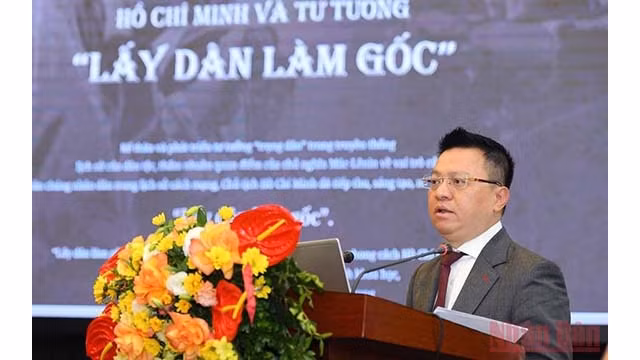 Le rédacteur en chef du Journal Nhân Dân, chef adjoint de la Commission de la Propagande et l’Éducation et président de l’Association des Journalistes du Vietnam, Lê Quôc Minh, s'exprime lors de l'événement. Photo : NDEL.