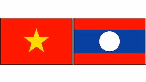 Les drapeaux du Vietnam et du Laos. Photo: NDEL.