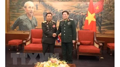 Le général Chansamone Chanyalath, membre du Bureau politique, Vice-Premier ministre et ministre laotien de la Défense (àgauche) et le général Ngô Xuân Lich, ancien membre du Bureau politique et ancien ministre vietnamien de la Défense. Photo : VNA.