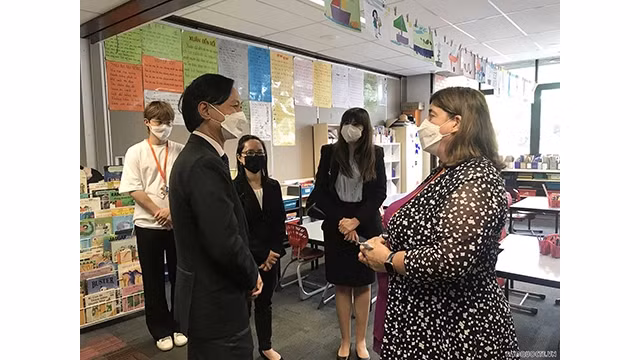 L'ambassadeur Nguyên Tât Thành s'entretient avec des représentants du ministère de l'Éducation de l'État et le directeur de l'école. Photo : baoquocte.vn
