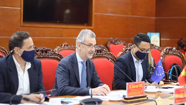 Séance de travail entre la délégation de la direction générale du partenariat international de la Commission européenne à Bruxelles et les autorités de la province de Hoa Binh. Photo : thoidai.com.vn.