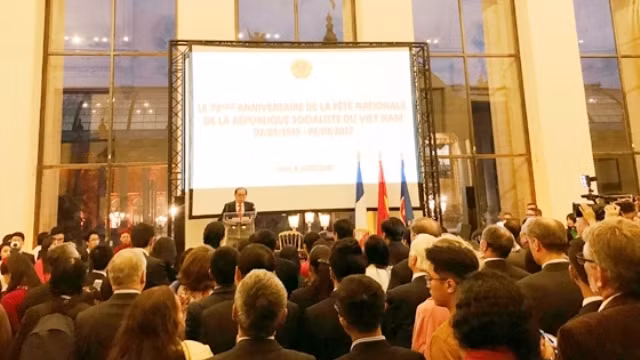 L’ambassadeur du Vietnam en France, Nguyên Ngoc Son, prend la parole lors de la réception. Photo: NDEL.