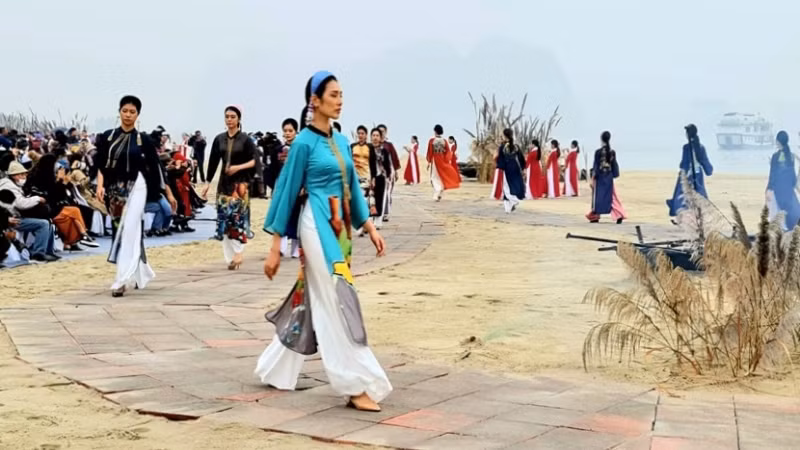 Le festival de l’Ao Dai Quang Ninh 2020 présente 17 collections originales de l’ao dài de 18 designers nationaux célèbres. Photo : NDEL.