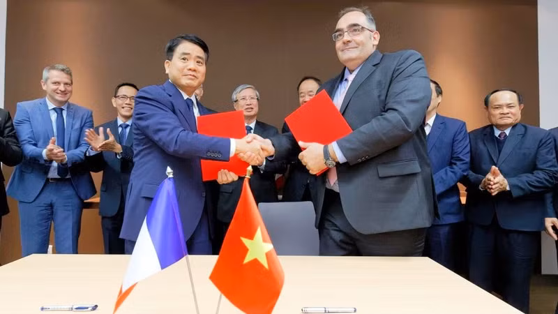 Cérémonie de signature du protocole d’accord entre le Comité populaire de Hanoï et le groupe Alstom. Photo: KTDT. 