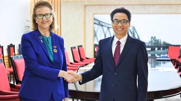 Le vice-Premier ministre Vu Duc Dam et la représentante résidente du Programme des Nations Unies pour le développement au Vietnam, Caitlin Wiesen. Photo : VNA
