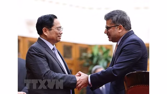 Le Premier ministre Pham Minh Chinh (à gauche) et le président et directeur général de la compagnie AstraZeneca Vietnam, Nitin Kapoor (à droite). Photo : VNA.