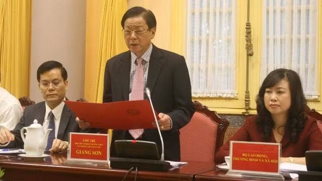 Giang Son, vice-président du Bureau présidentiel, annonce l’ordonnance du Président. Photo: baolaodong.