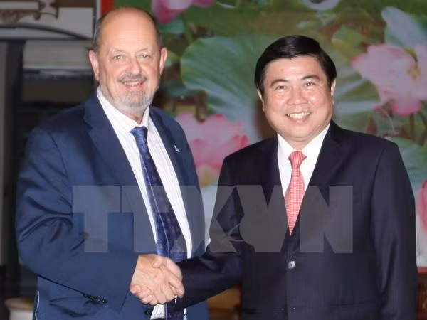 Le président du Comité populaire de Hô Chi Minh-Ville, Nguyên Thành Phong (à droite), et le maire de la ville de Beaverton, Denny Doyle. Photo: VNA.