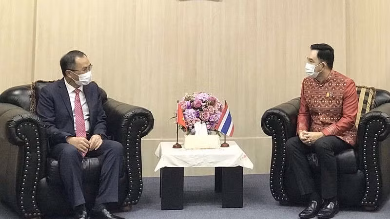 L'ambassadeur du Vietnam en Thaïlande, Phan Chi Thành (à gauche) et le ministre de la Culture du Royaume de Thaïlande, Ittthiphol Kunplome. Photo : baoquocte.vn.