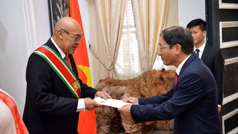 L'ambassadeur Dô Ba Khoa (à droite) présente ses lettres de créance au Président surinamais, Desiré Delano Bouterse. Photo: baoquocte.vn.