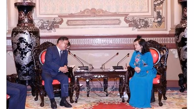 La présidente du Conseil populaire de Hô Chi Minh-Ville, Nguyên Thi Lê et le président de l'Association des députés d’amitié République de Corée - Vietnam, Kim Tan Yeon. Photo : VNA.
