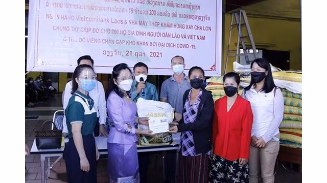 La cérémonie de remise des cadeaux aux Vietnamiens et Laotiens au Laos confrontés à des difficultés dues à la pandémie de Covid-19. Photo: VNA