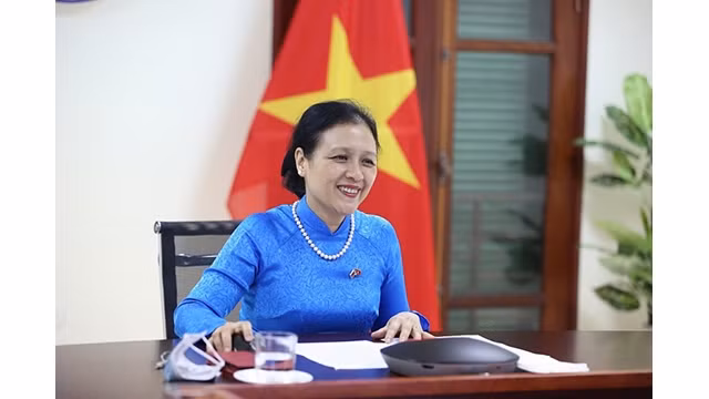 L’ambassadrice Nguyên Phuong Nga, présidente de la VUFO s'exprime lors de la vidéoconférence. Photo: Journal Thoi Dai