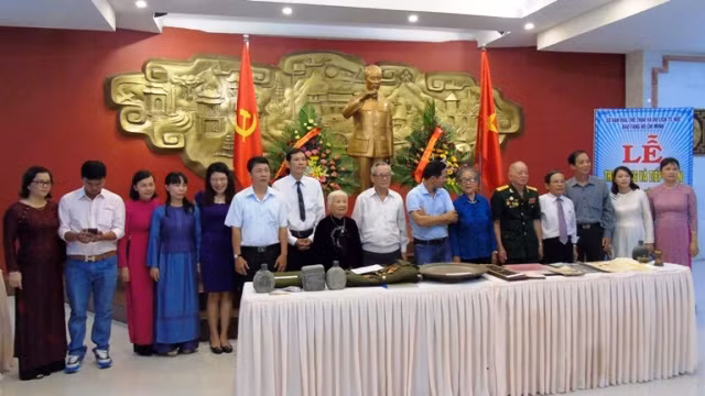 Cérémonie de la réception des objets et documents sur le Président Hô Chi Minh au Musée Hô Chi Minh dans la province de Thua Thiên-Huê (au Centre), le 18 mai. Photo: NDEL.