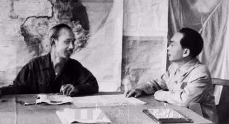 Le Général Vo Nguyên Giap (droite) fait un rapport de la situation de la bataille de Diên Biên Phu avec le Président Hô Chi Minh 