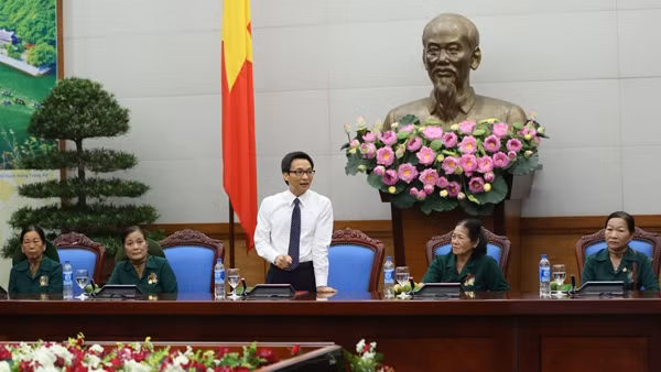 Le Vice-PM Vu Duc Dam reçoit une délégation d’anciens jeunes volontaires de la ville de Tam Ky. Photo: PCV.