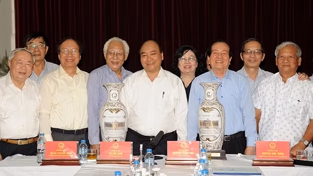 Le PM Nguyên Xuân Phuc (3ème, à droite, 1er rang) et de représentants de l’Union des associations des lettres et des arts, le 4 août à Hanoi. Photo: NDEL.