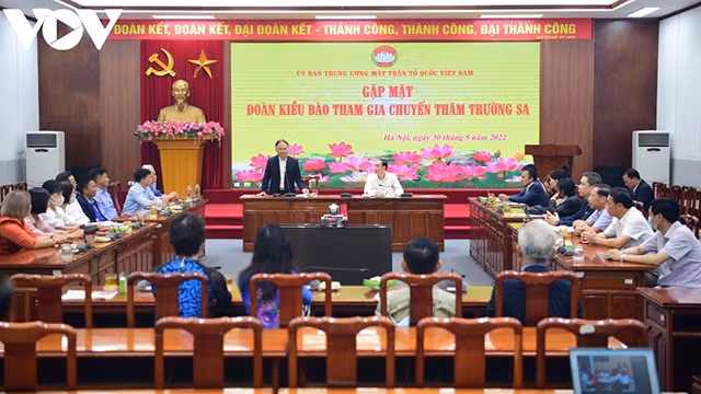 Rencontre des Vietnamiens d'outre-mer de 17 pays du monde rentrant au Vietnam pour assister à un voyage à Truong Sa (Spratleys). Photo : VOV.