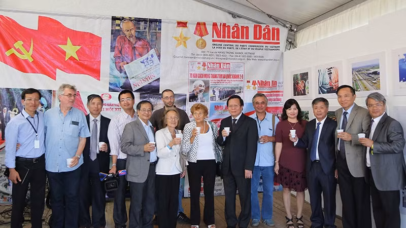 La délégation du Journal Nhân Dân lors de la Fête de l'Humanité en 2016. Photo : NDEL.