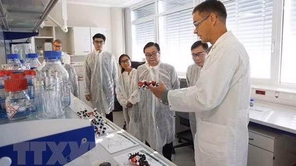 Le ministre de l’Agriculture et du Développement rural, Lê Minh Hoan, visitant un laboratoire de la BOKU à Vienne, en Austriche, le 7 septembre. Photo : VNA.