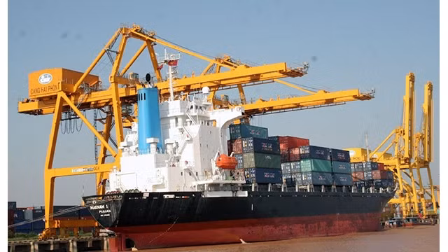 La succursale du port de Tân Vu relevant de la compagnie par action du port de Hai Phong a accueilli le navire OPHELIA en provenance de Singapour. Photo : kinhtedothi.vn