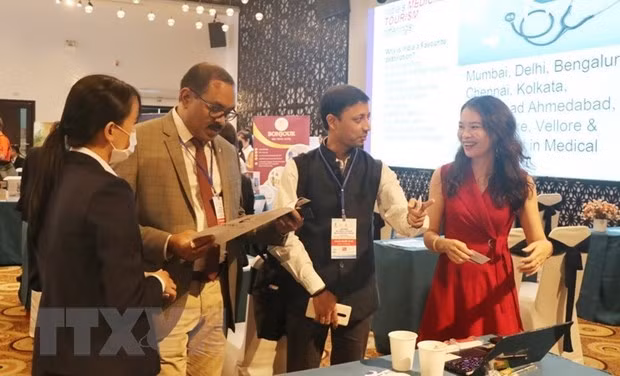 Des délégués indiens se renseignant sur les produits touristiques des provinces méridionales du Centre, à Nha Trang, le 19 août. Photo : VNA.