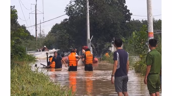 La ville de Dông Xoài, province de Binh Phuoc est touchée par les inondations. Photo : VNA.