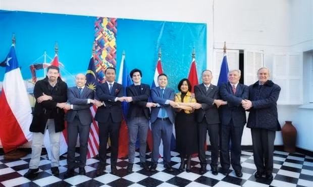 Chefs des organes de représentation des pays de l'ASEAN et des invités à la cérémonie de célébration à Santiago. Photo : VNA.