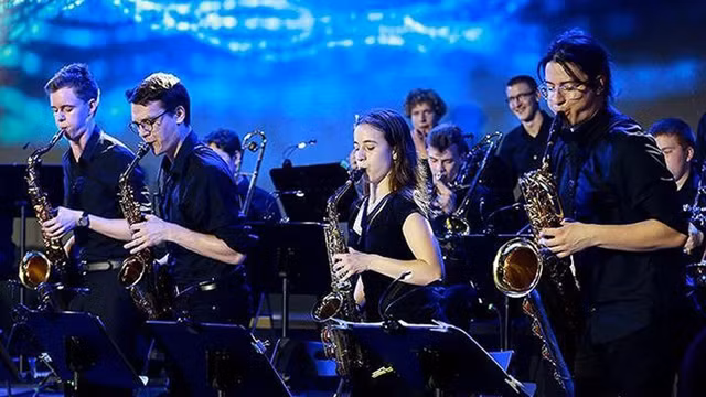 Le groupe de jazz allemand Landes Jugend Jazz Orchester au Festival d'été européen dans l'espace piéton de Hanoi. Photo : toquoc.vn.