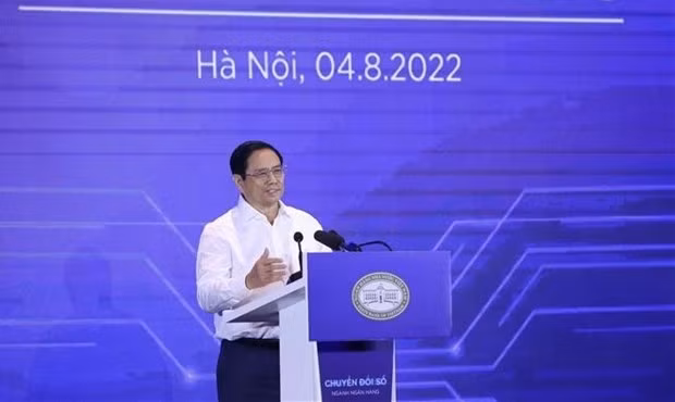 Le Premier ministre vietnamien, Pham Minh Chinh, travaille avec les dirigeants de la Banque d’Etat du Vietnam et des banques commerciales. Photo : VNA.