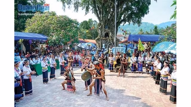 Représentation des gongs des Cor lors de la fête du temple de Truong Bà. Photo : Journal Quang Ngai.