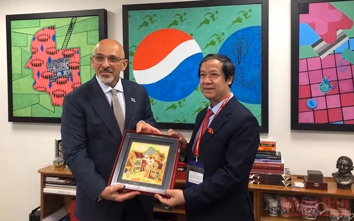 Le ministre de l'Education et de la Formation du Vietnam, Nguyên Kim Son (à droite), et son homologue britannique, Nadhim Zahawi. Photo : NDEL.
