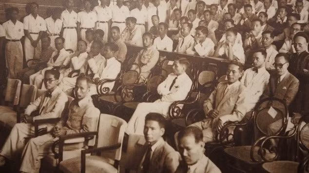 Le président Hô Chi Minh assiste à la cérémonie de rentrée scolaire de l’Université nationale du Viêtnam de Hanoi (13/11/1945).