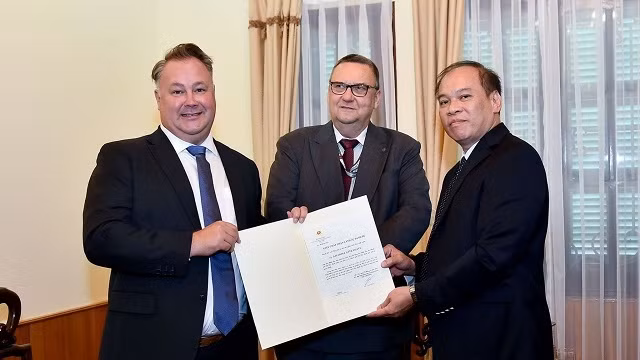 Cérémonie de remise de l’exequatur au consul honoraire de Finlande à HCM-Ville, Salomaa Atte (1er à gauche). Photo : BQT.